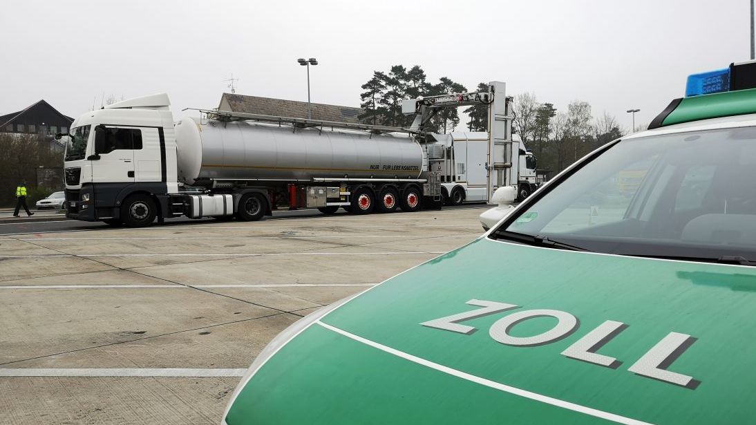 Großkontrolle von Abfalltransporten am Hermsdorfer Kreuz auf der A 9