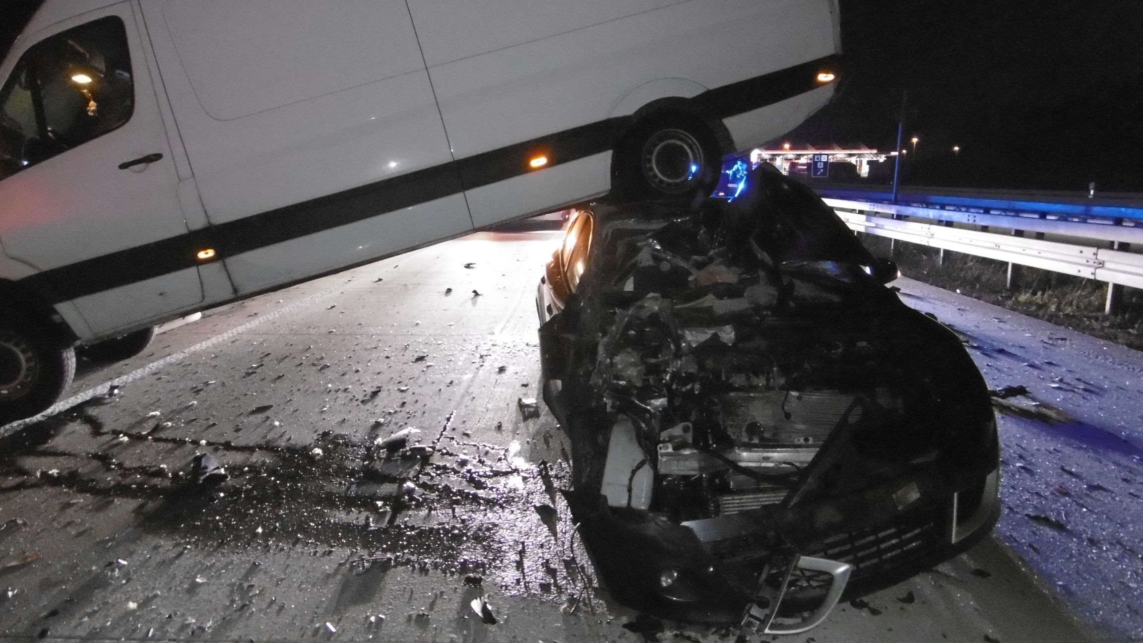 Pkw fährt auf Kleintransporter mit Panne