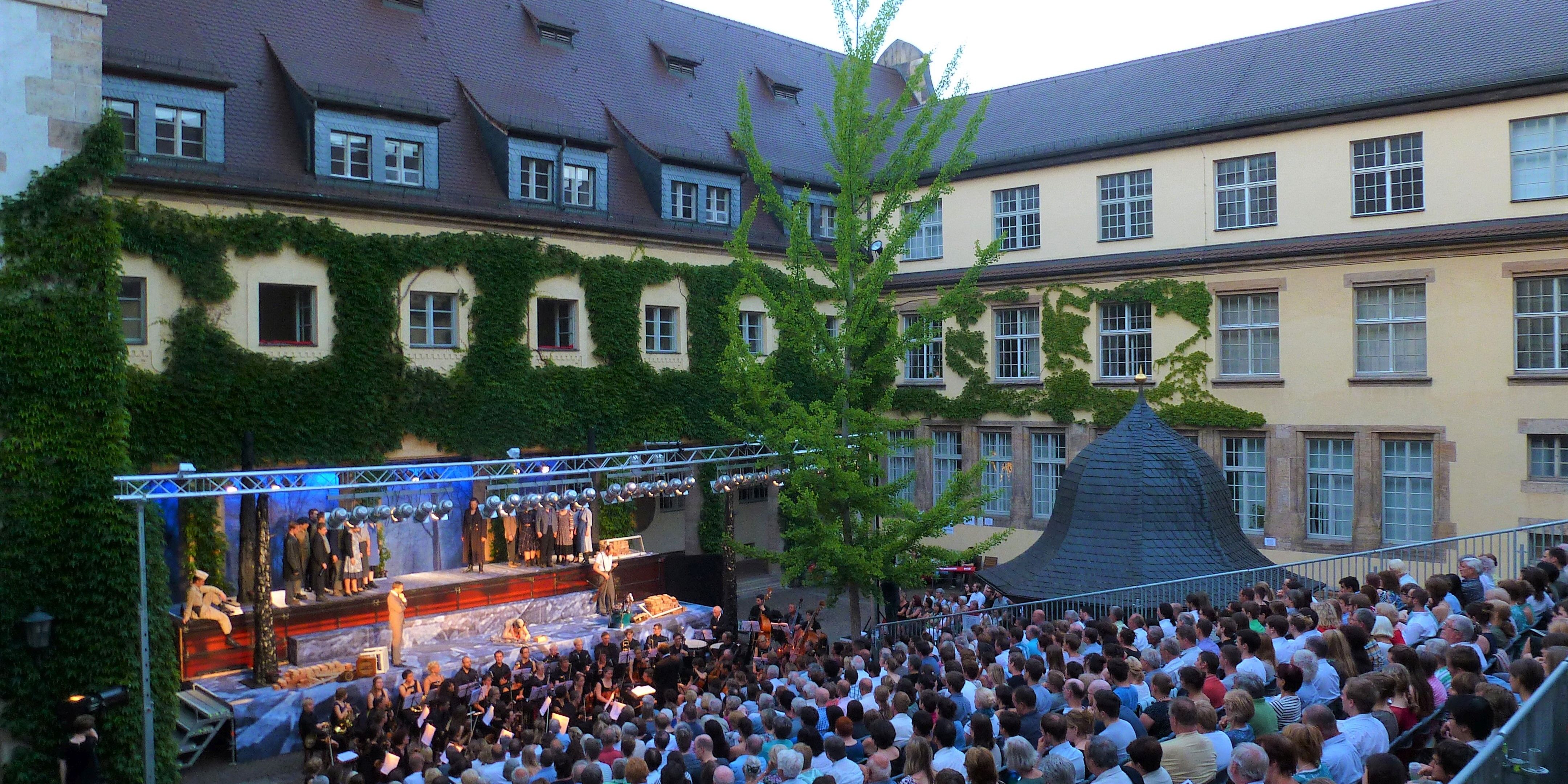 Hofoper „Der Bettelstudent“ im Uni-Innenhof