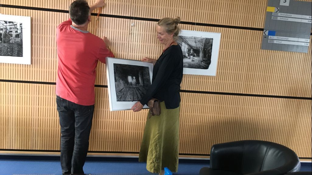 Kunstausstellung: Fotos und Skulpturen 
