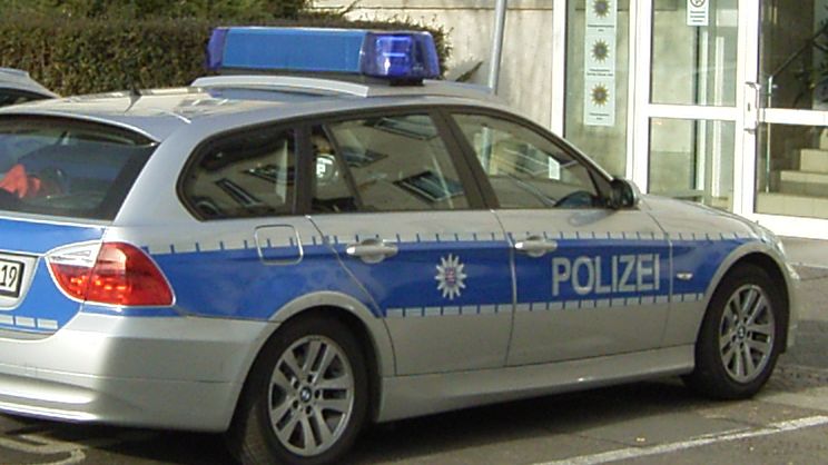 Mann spricht Kinder an