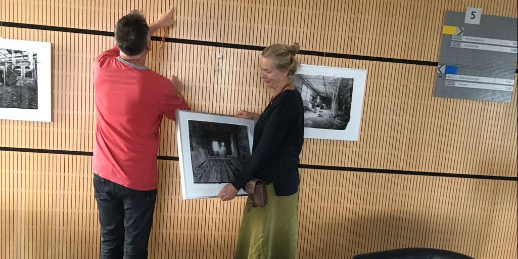 Kunstausstellung: Fotos und Skulpturen 
