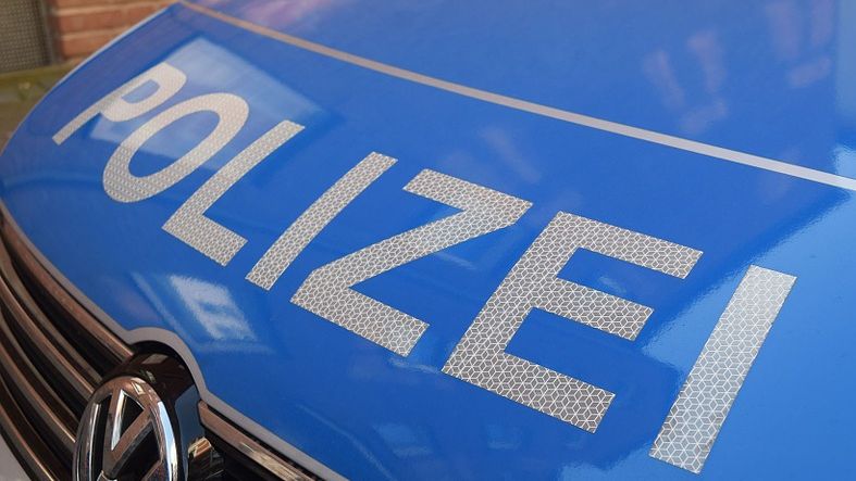 Kinder auf Fensterbrett