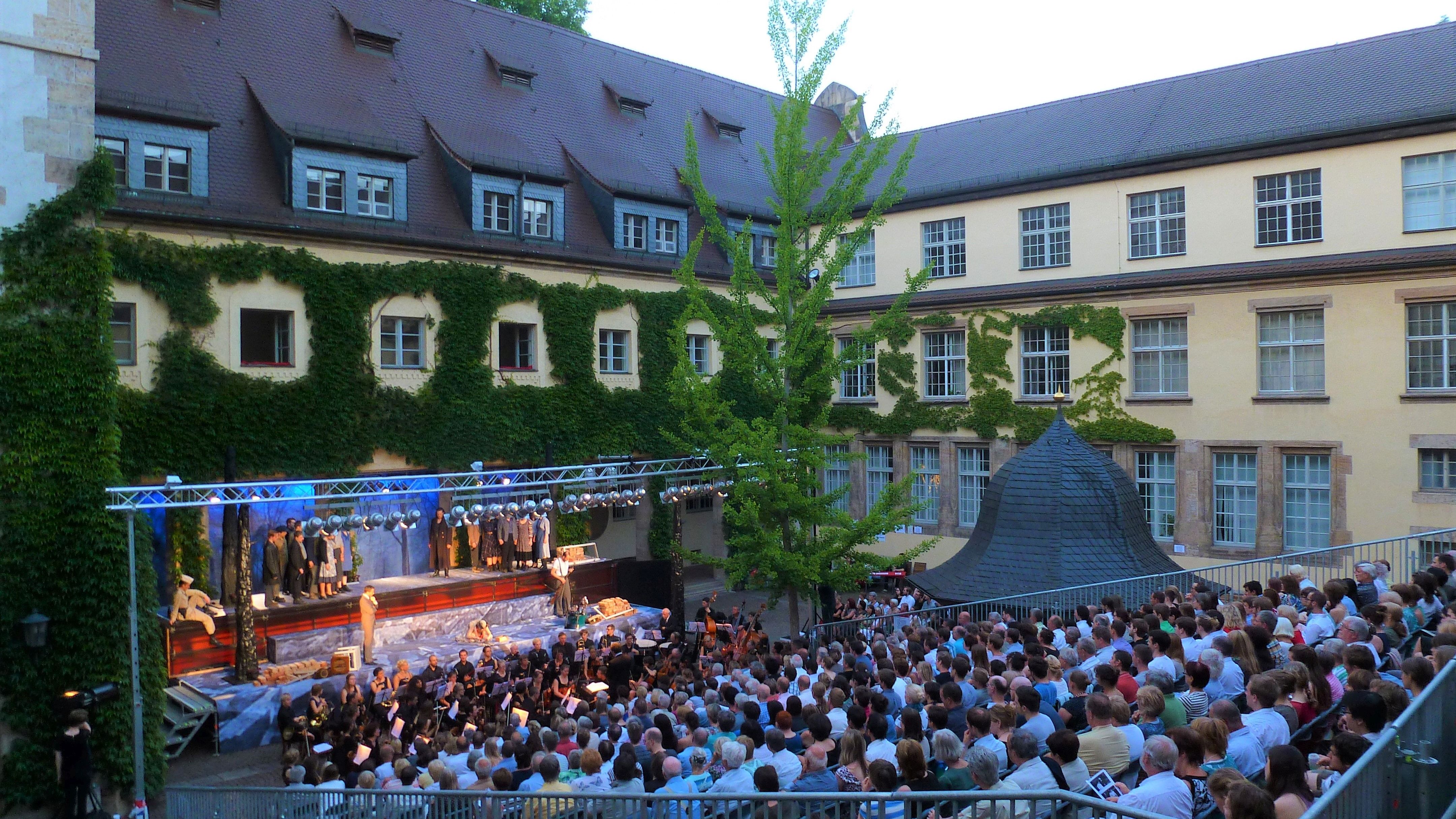 Hofoper „Der Bettelstudent“ im Uni-Innenhof