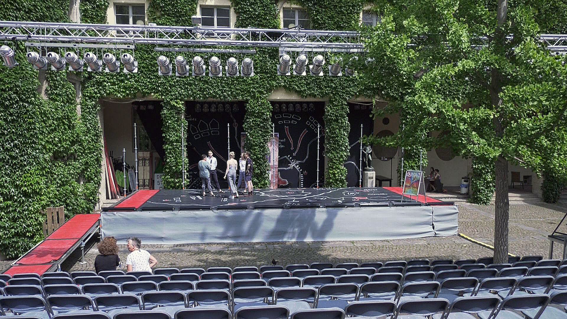 Die Operette „Der Bettelstudent“ wird im Innenhof der Jenaer Universität aufgeführt