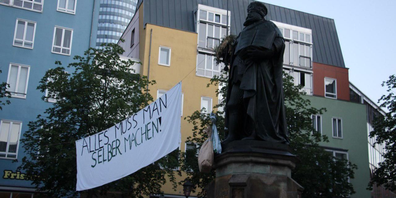 Klimaschützer-Aktion: Hanfried mit Müll behängt