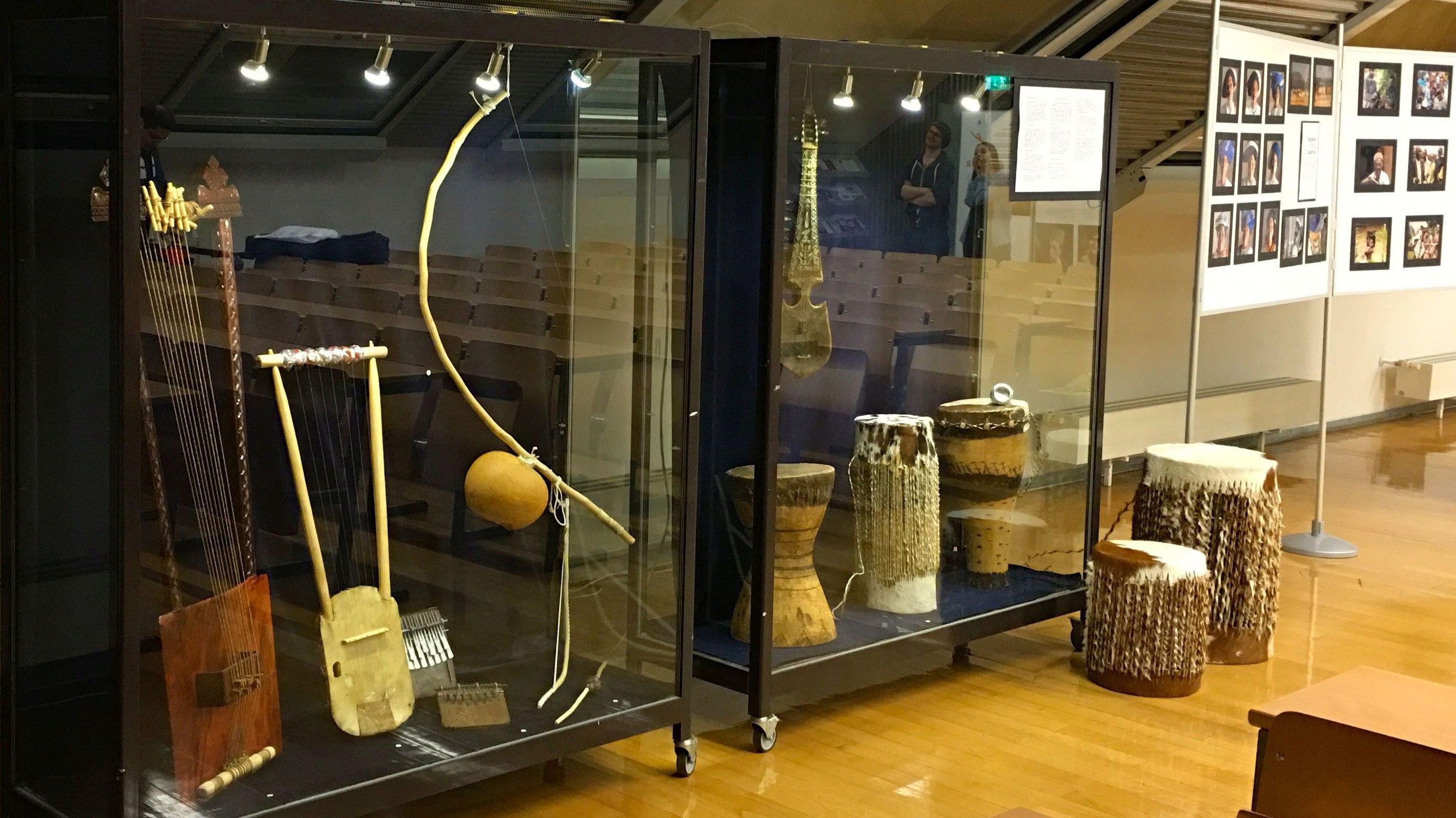 Ausstellung mit Musikinstrumenten von vier Kontinenten 