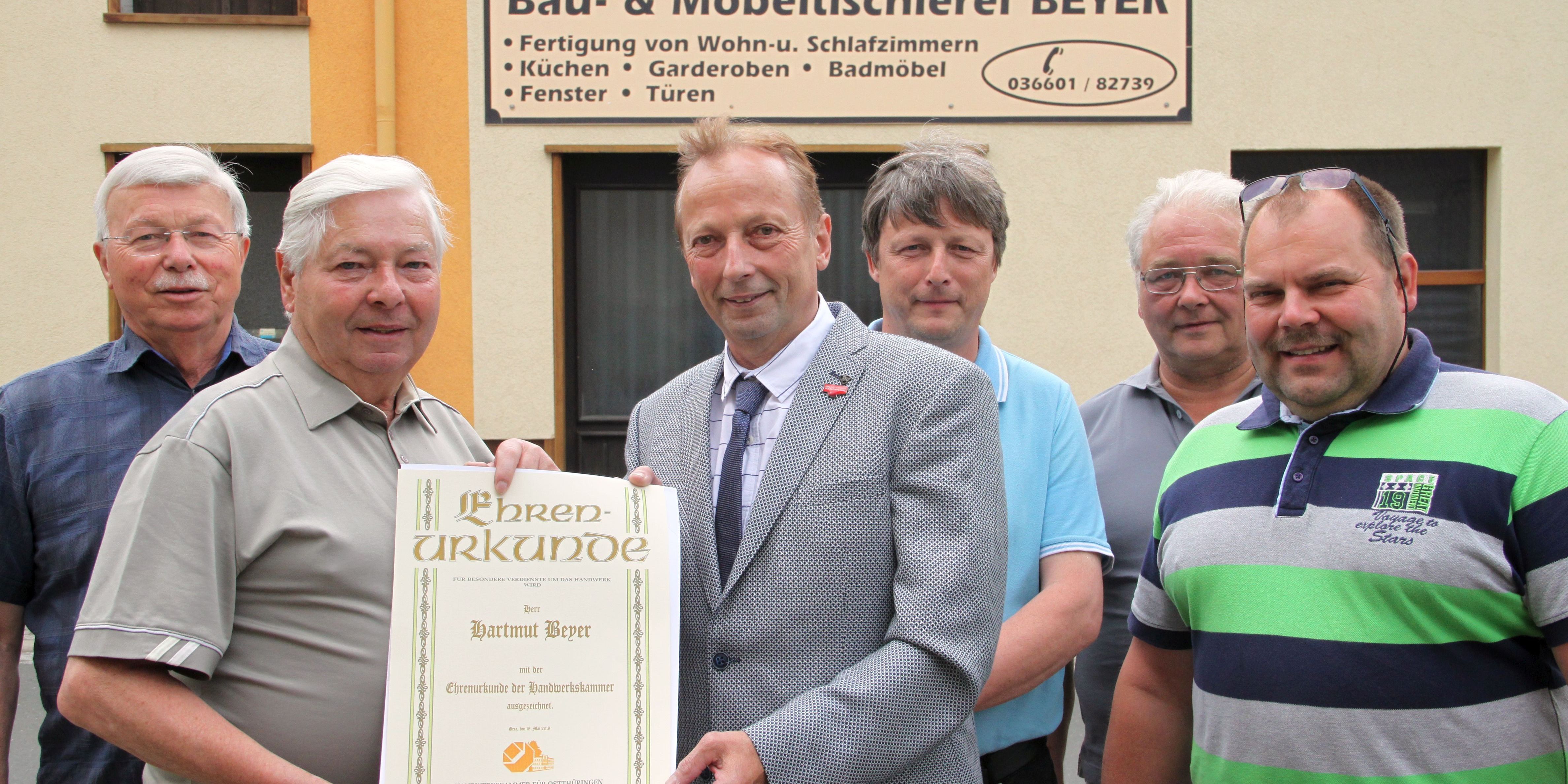 Ehrenurkunde für Tischlermeister Hartmut Beyer Ehrenurkunde für Tischlermeister Hartmut Beyer