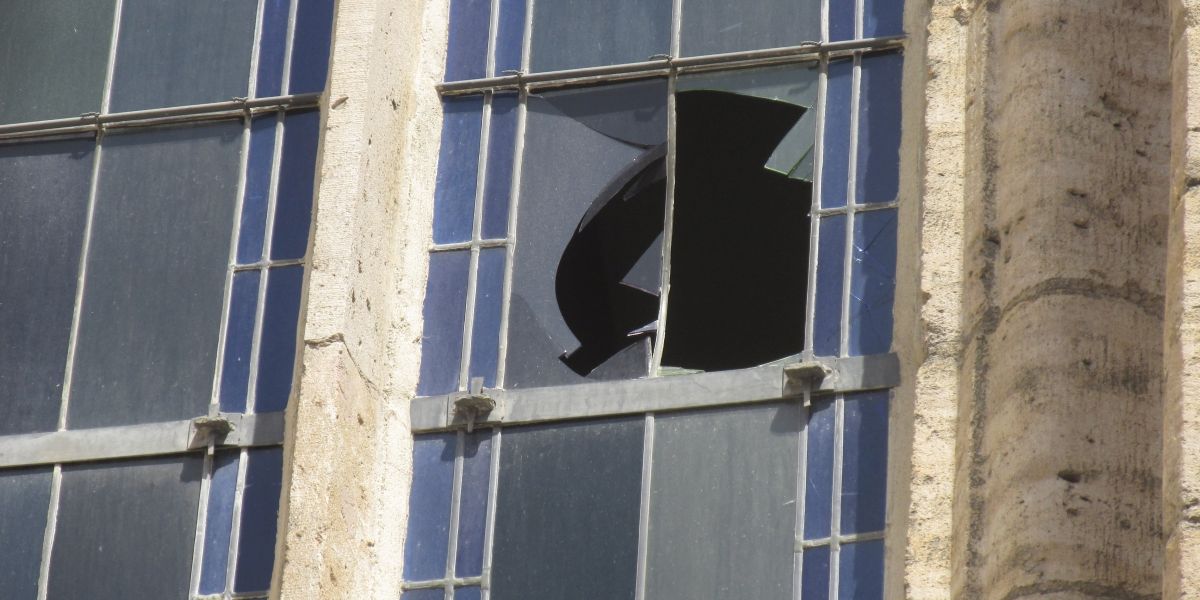 Fensterscheiben der Stadtkirche eingeworfen 