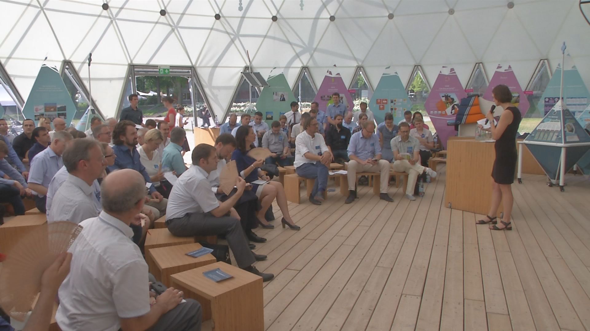 Für Klimaschutz:  Bei einem Netzwerktreffen ging es um die Sanierung von Gebäuden