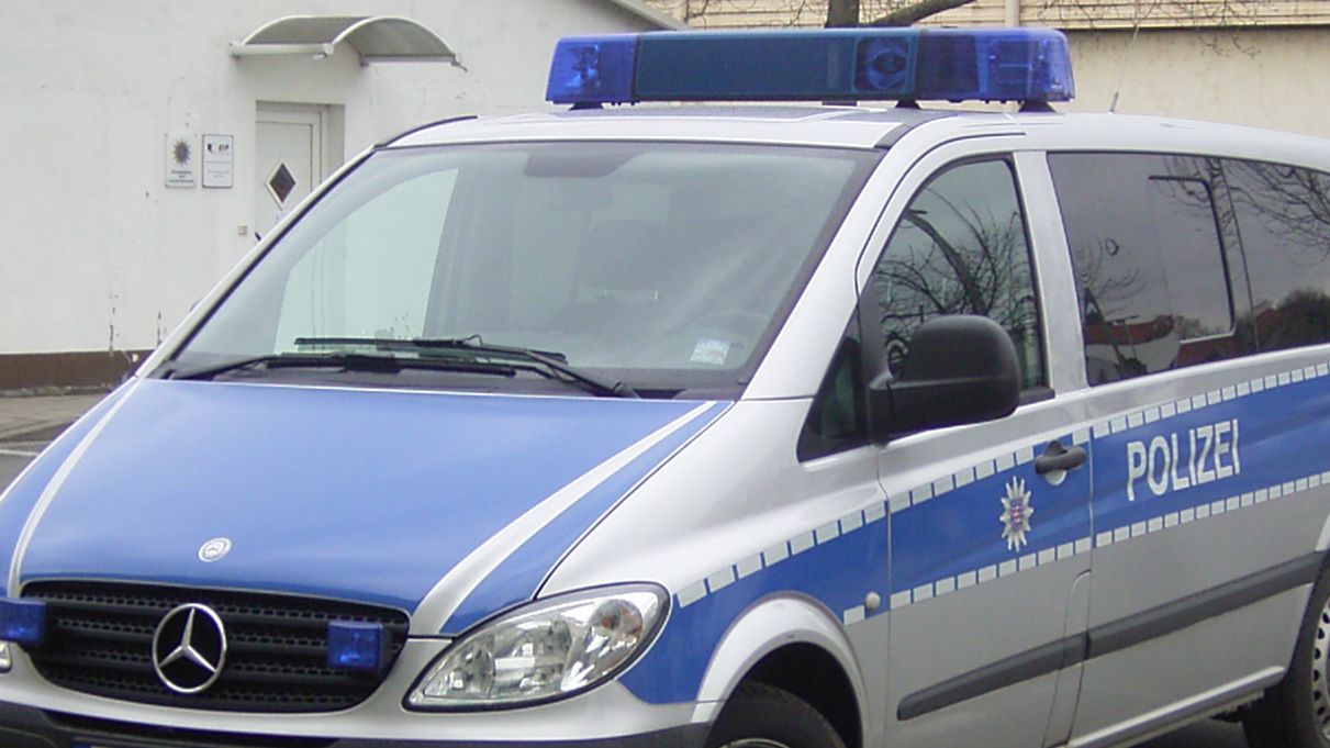 Sohn schlägt auf Familienmitglieder ein