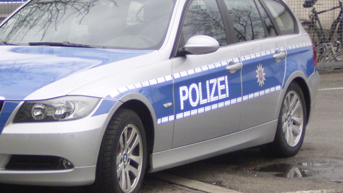 Mann in Straßenbahn getreten