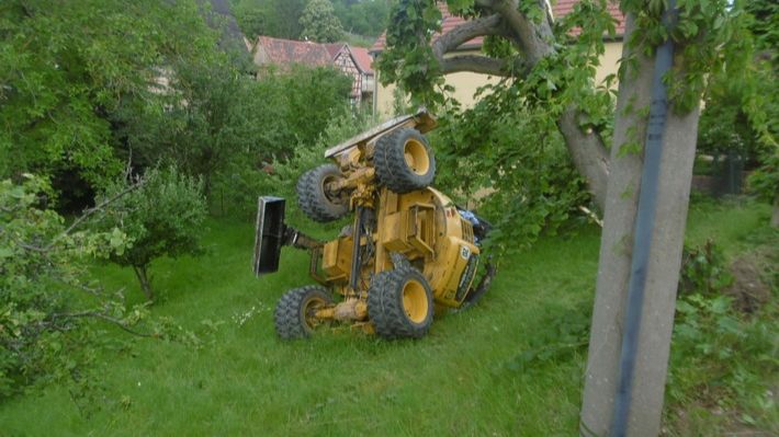 Bagger rutscht Hang hinunter