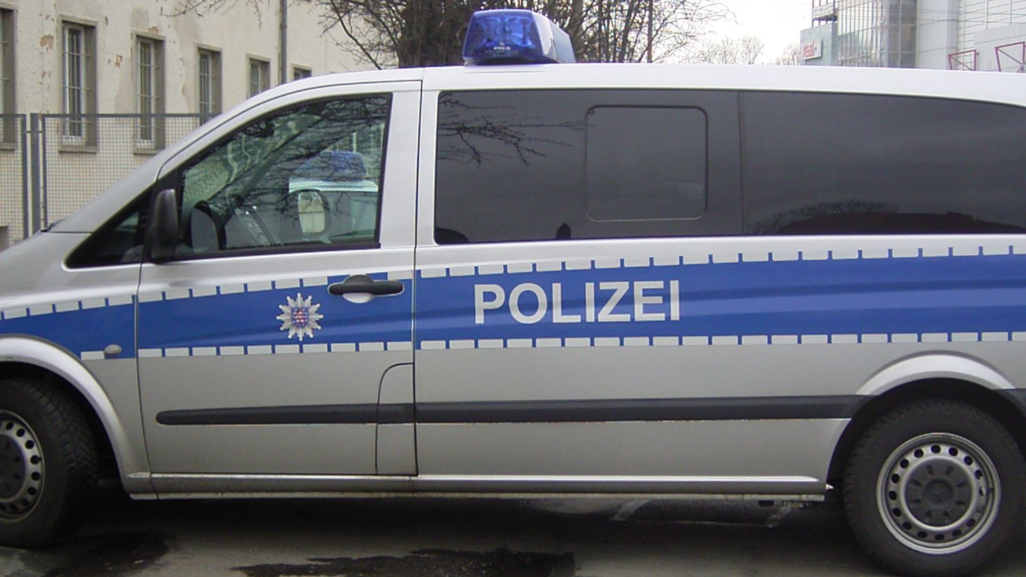 Unfall zwischen Pkw und Fußgängerin