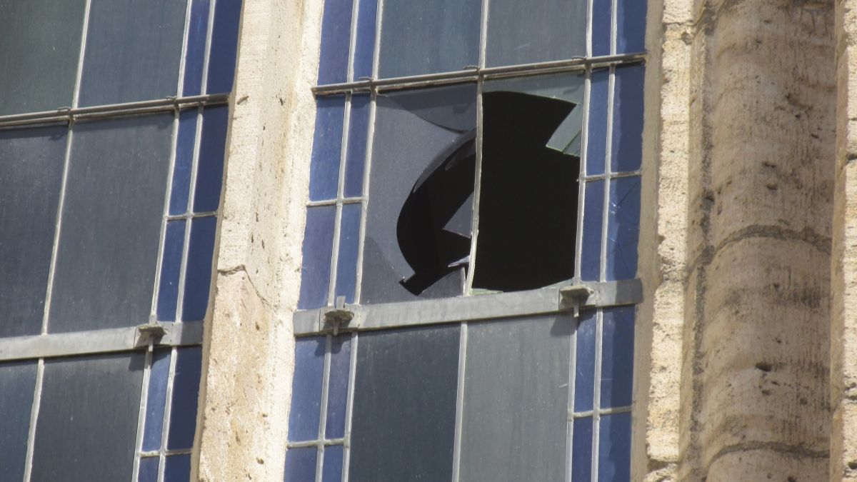 Fensterscheiben der Stadtkirche eingeworfen 