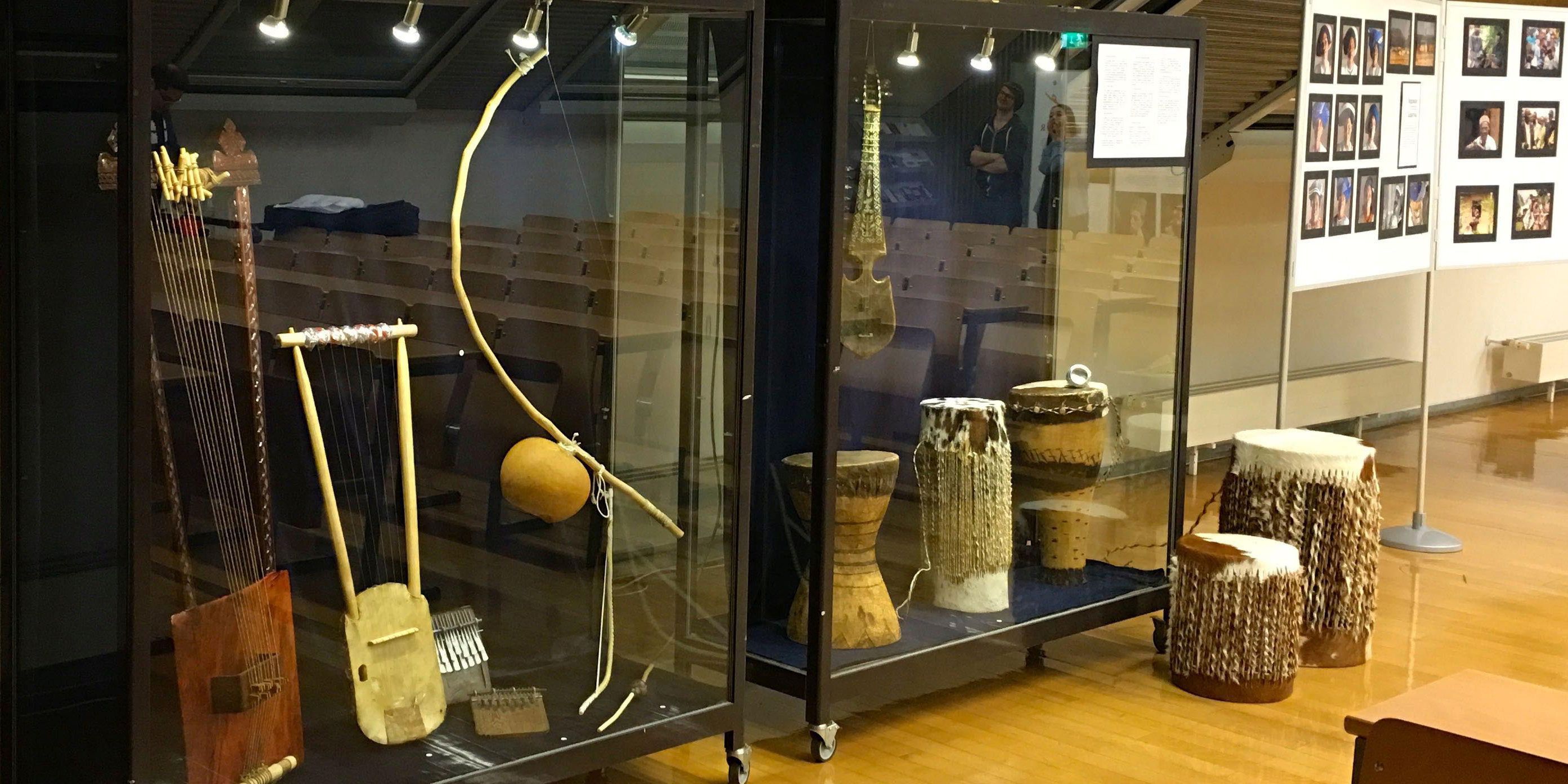 Ausstellung mit Musikinstrumenten von vier Kontinenten 