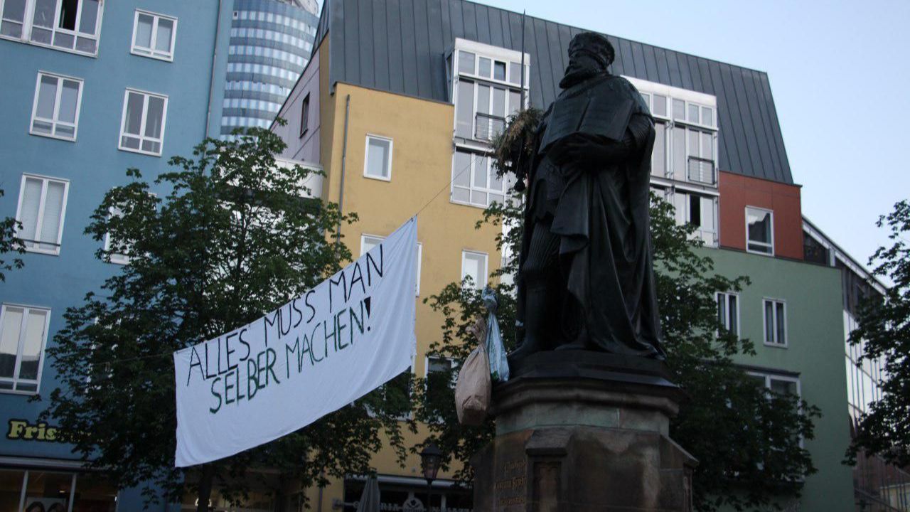 Klimaschützer-Aktion: Hanfried mit Müll behängt