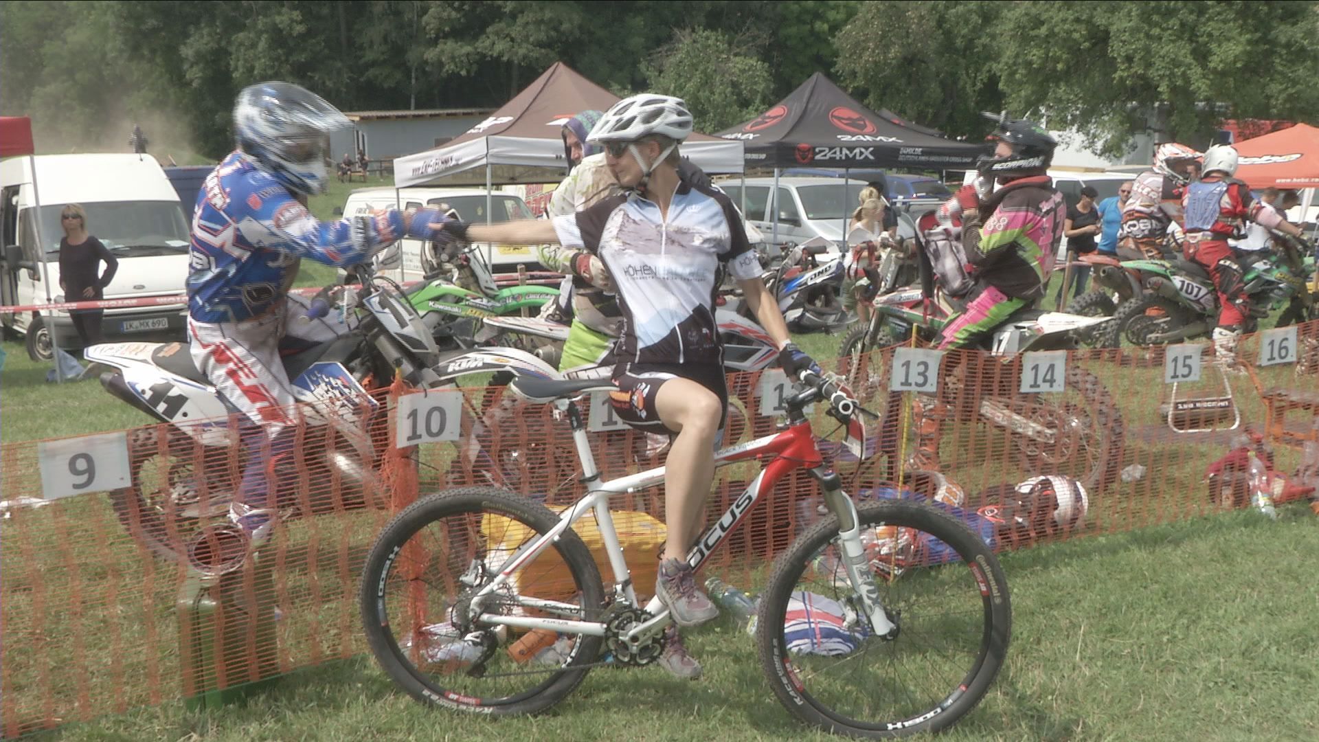 Bike&Bike-Rennen: Auf der Motocross-Strecke in Großlöbichau sind Enduro- und Radfahrer unterwegs