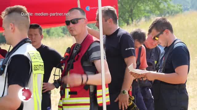 Feuerwehr im Einsatz In Ammerbach brannte am Sonntag eine Gartenanlage