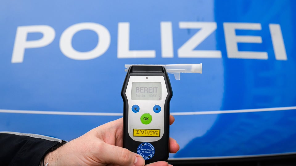 Lkw-Fahrer steckt tagelang betrunken an Raststätte fest Lkw-Fahrer steckt tagelang betrunken an Raststätte fest