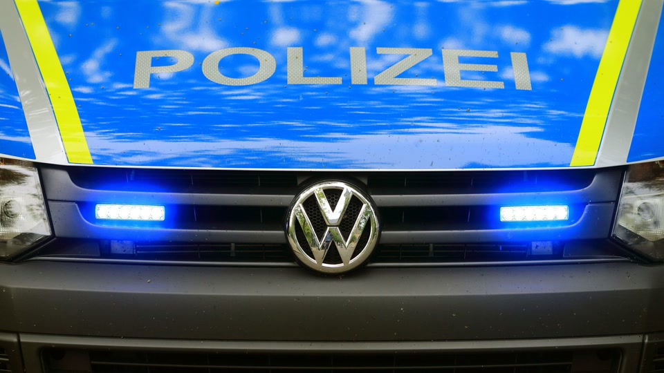 Fußgänger bei Überqueren von Straße tödlich verletzt