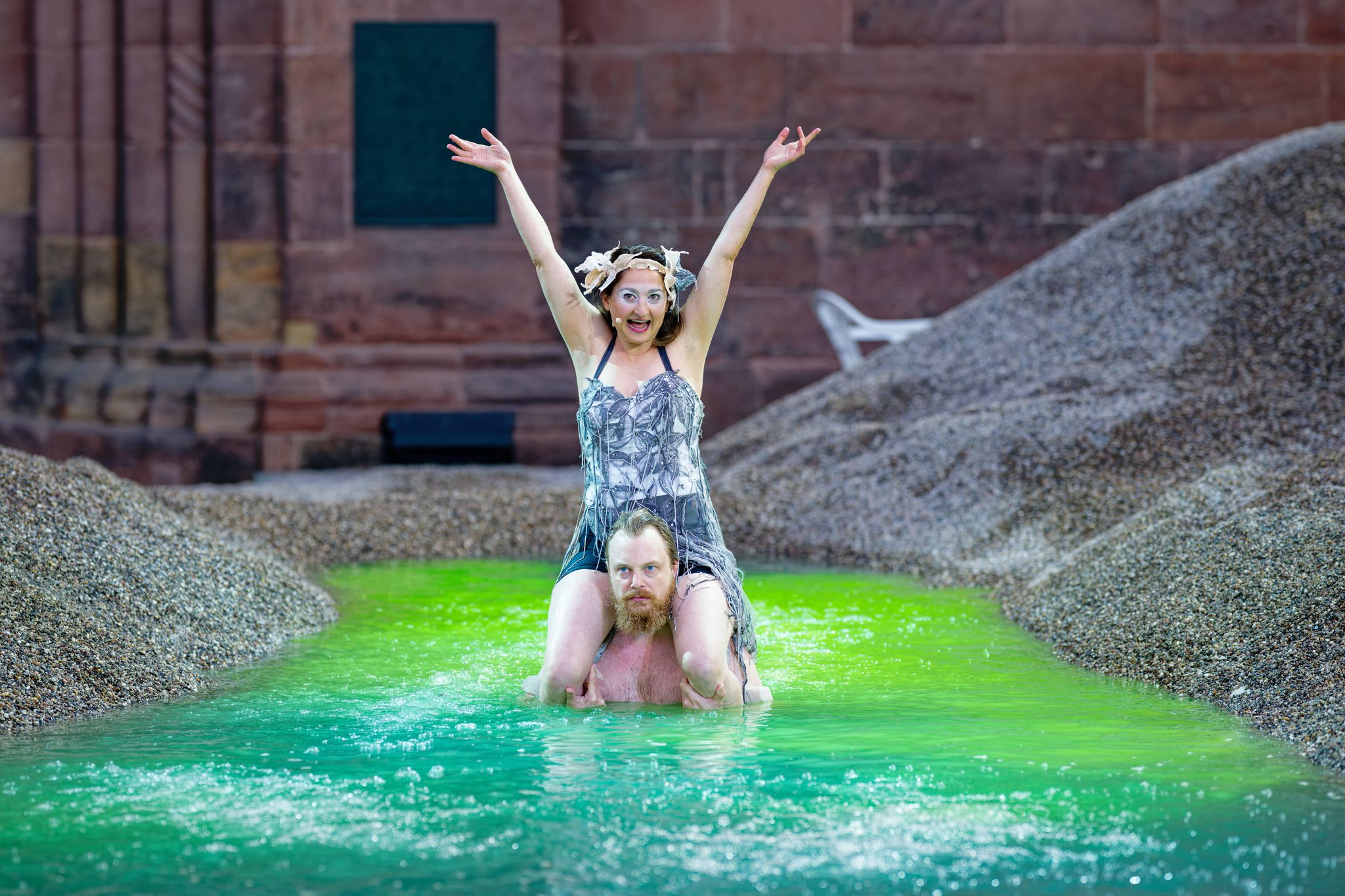 Arnold (oben) und Salthe (unten) baden bei der Fotoprobe im Drachenblut. (Archivfoto)