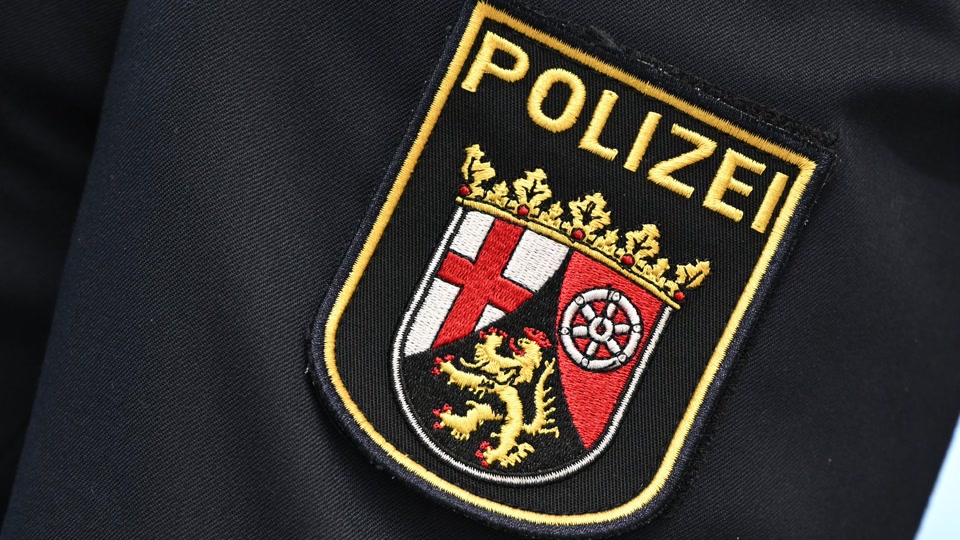Mann bedroht Fußgänger mit Messer