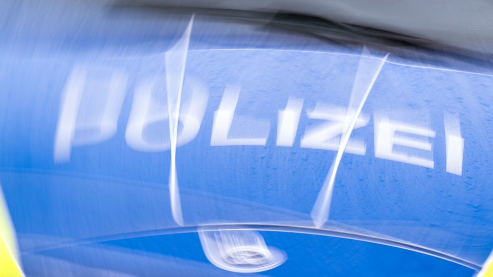 Wegen Hausschuhen? Frau bei Autounfall schwer verletzt