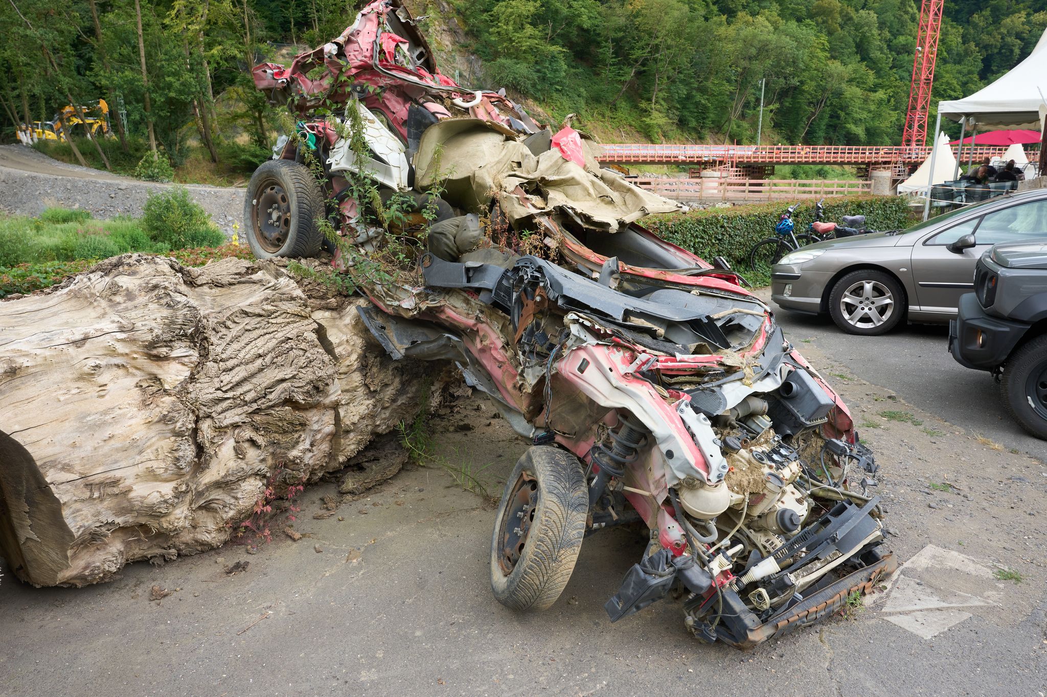 Mahnmale gibt es im Ahrtal an vielen Stellen, hier erinnert ein Auto an die Flut.