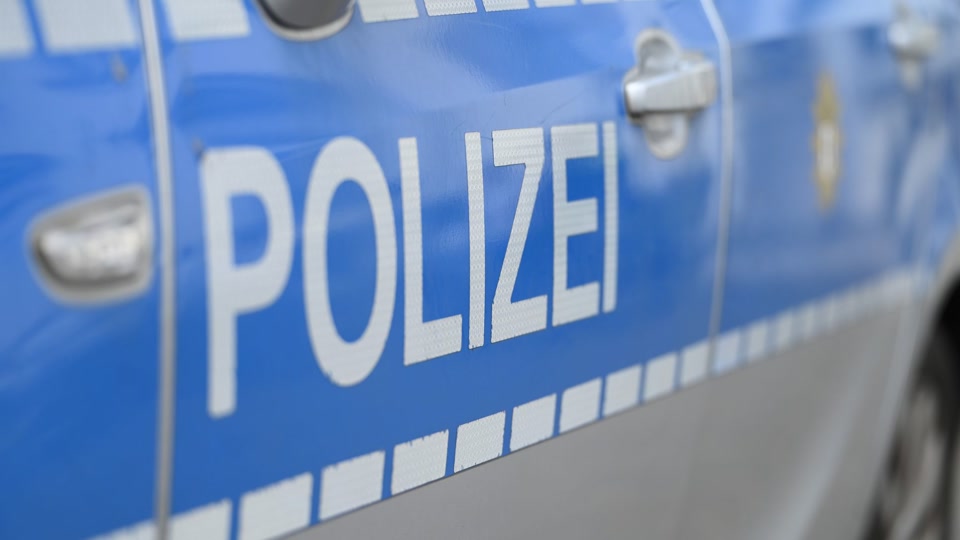 Postauto und Taxi stoßen zusammen - ein Schwerverletzter