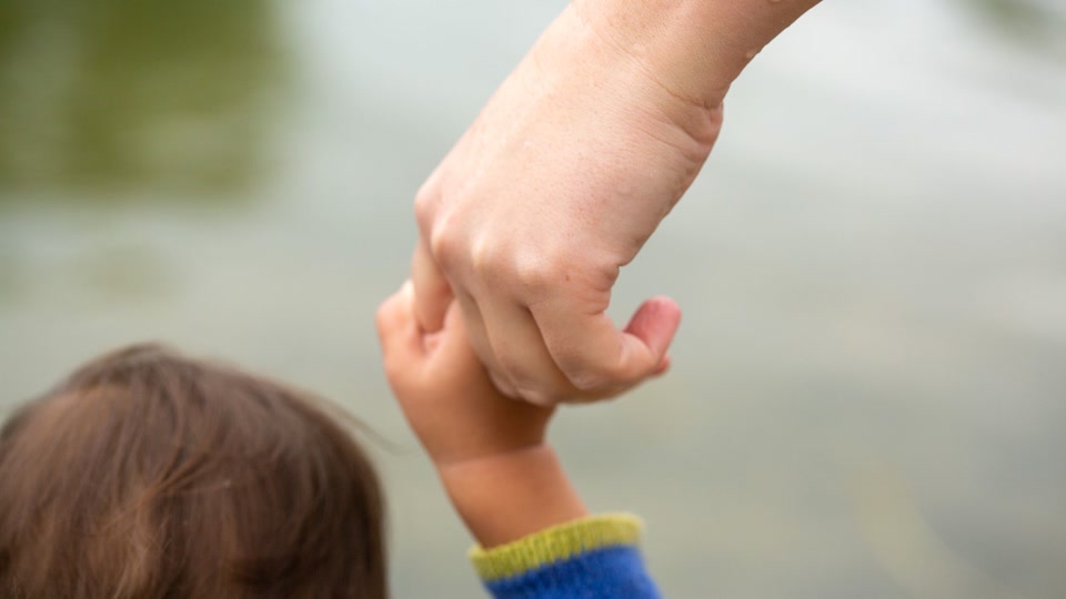 Zahl der Adoptionen steigt - Mehrheit durch Stiefelternteil