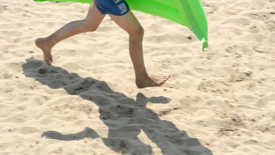 Zwölfjähriger schwimmt über neun Kilometer mit Luftmatratze