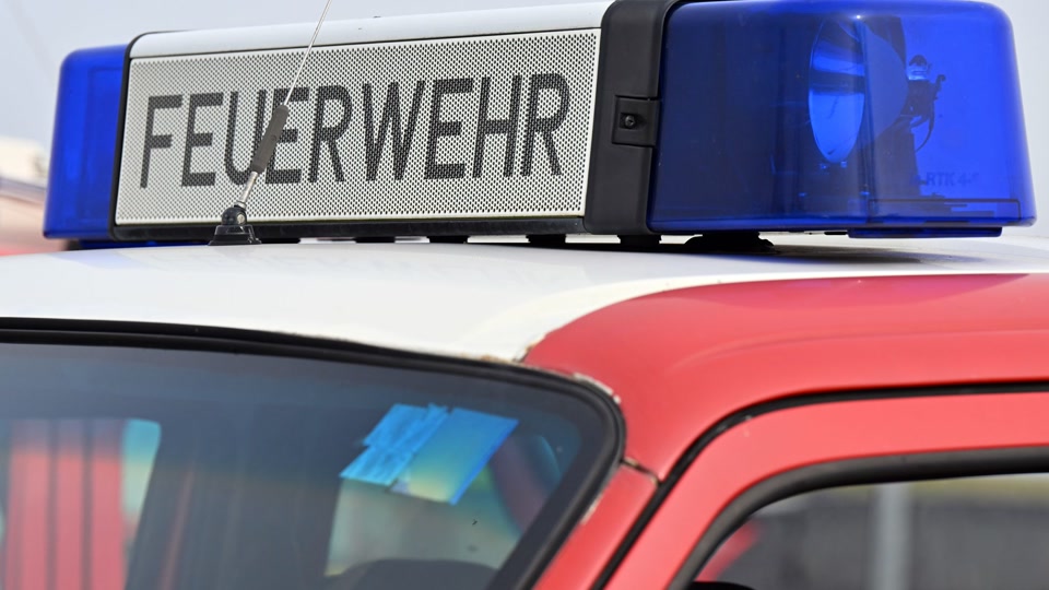 Zwei Arbeiter hängen in Gondel fest