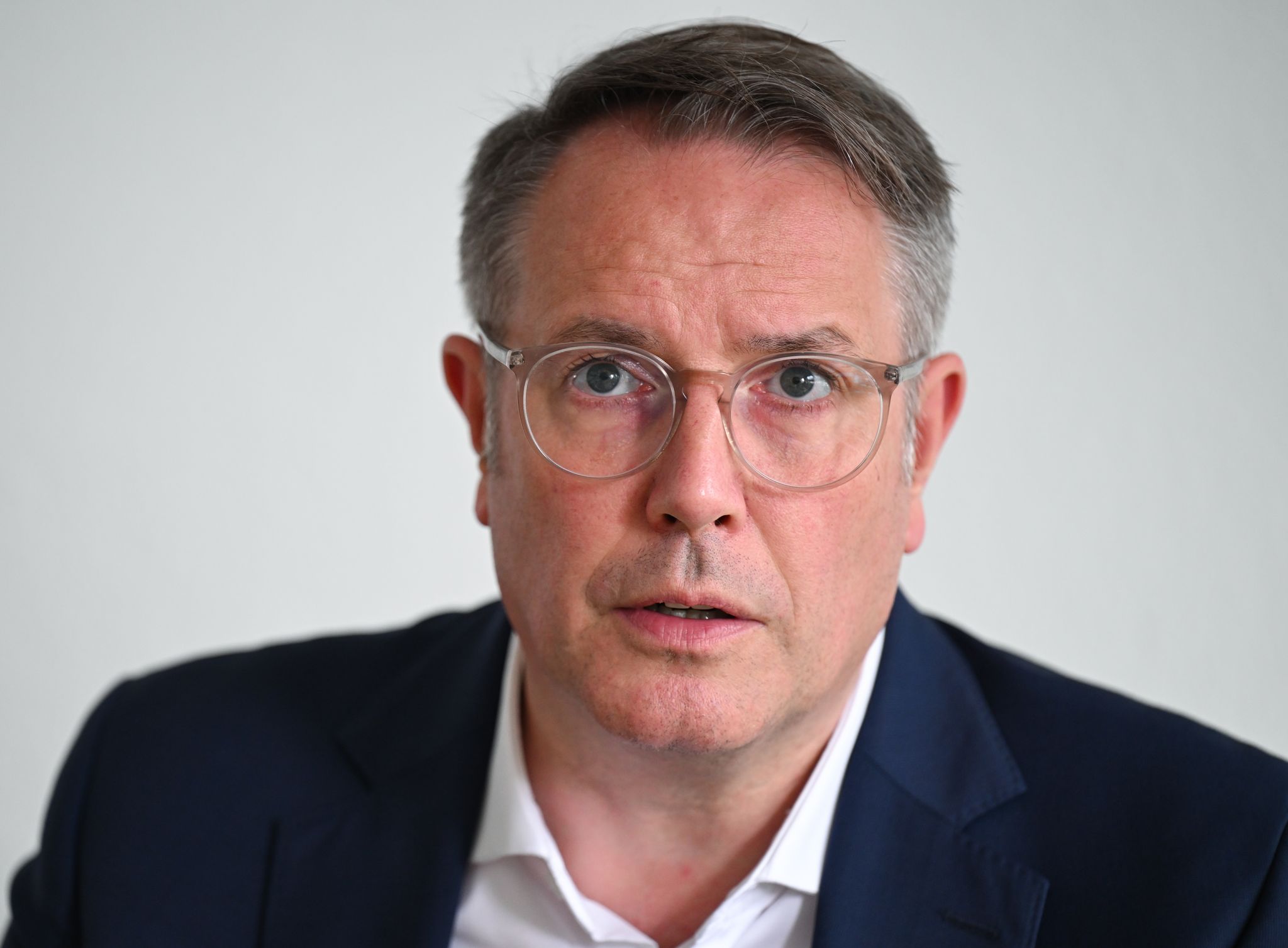 Ministerpräsident Alexander Schweitzer (SPD) wünscht sich, dass die Bundesregierung zu gemeinsamen Beschlüssen kommt. 