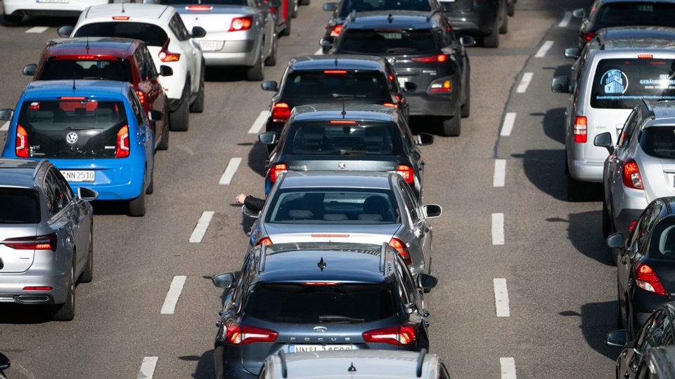 Autofahrer wenden auf der Autobahn wegen Stau - Vollsperrung