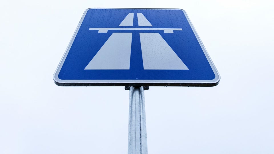 12 Meter langer Baum fällt auf die Autobahn 6 - Sperrung