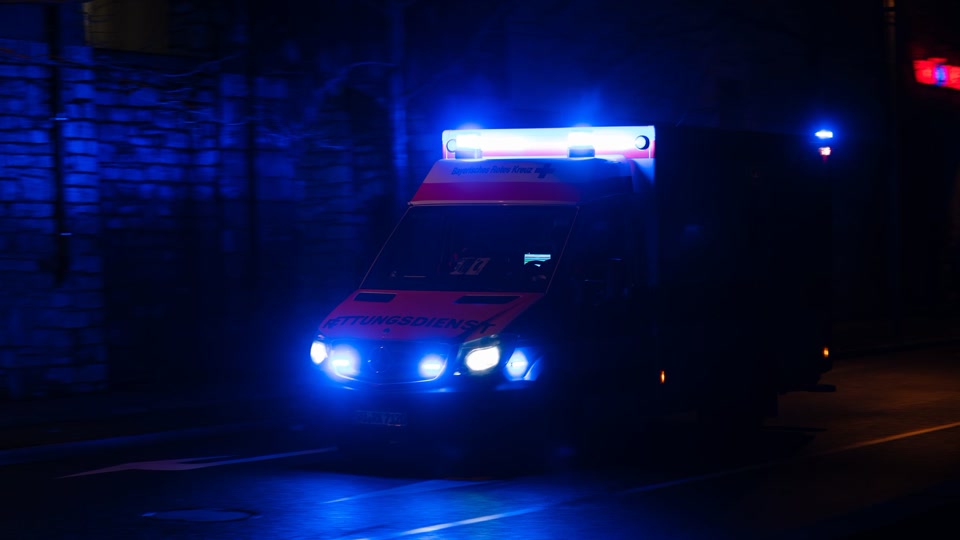 Transporter überschlägt sich auf A63 - drei Verletzte
