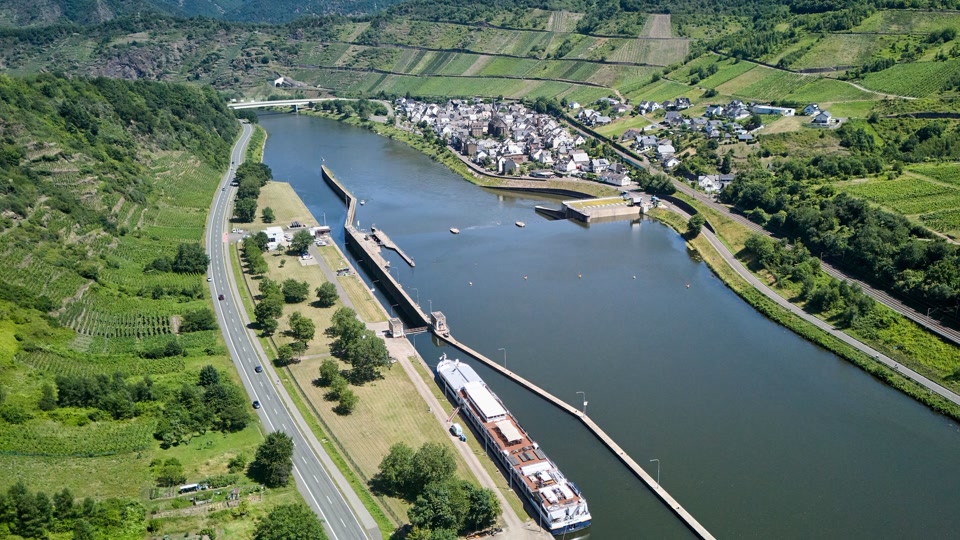 Erste Bergschleusung an beschädigter Schleuse erfolgreich