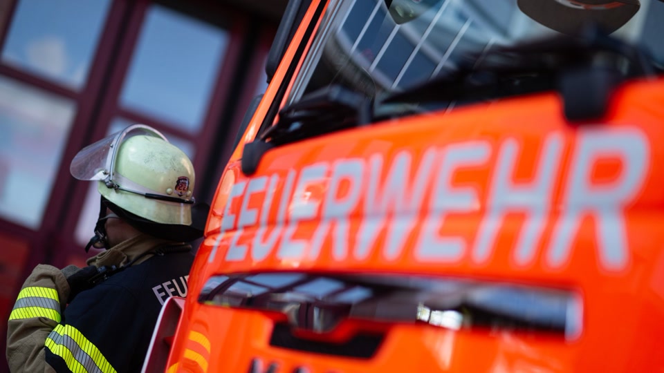 Feuerwehr rettet Mensch aus brennendem Haus in Andernach