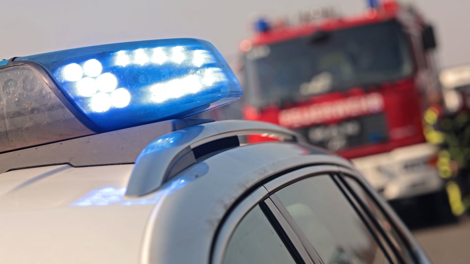 Medizinischer Notfall auf Standstreifen auf der Autobahn