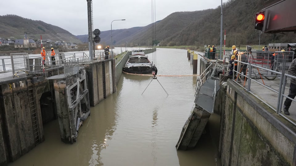 Schiff prallt gegen Schleusentor - drei Verletzte