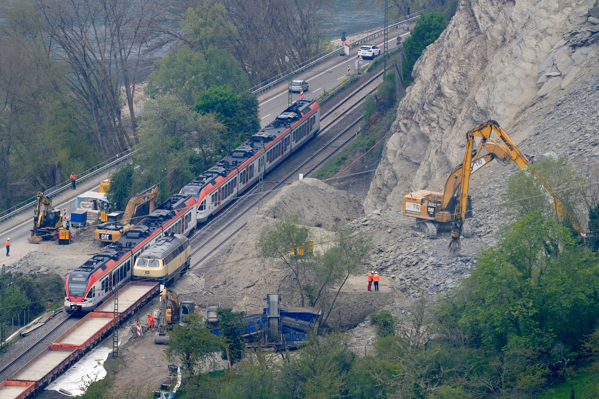 Verletzt wurde niemand, als im März 2021 an dem Steilhang tonnenschwere Schieferplatten auf die Gleise auf der Strecke Wiesbaden-Koblenz krachten. (Archivbild)