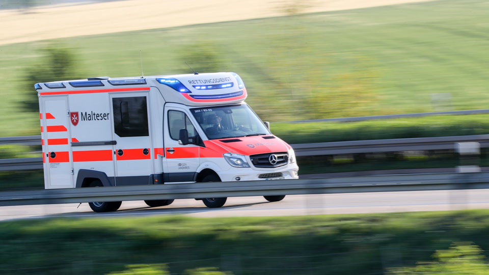 Fahrradfahrer bei Zusammenstoß mit Auto schwer verletzt