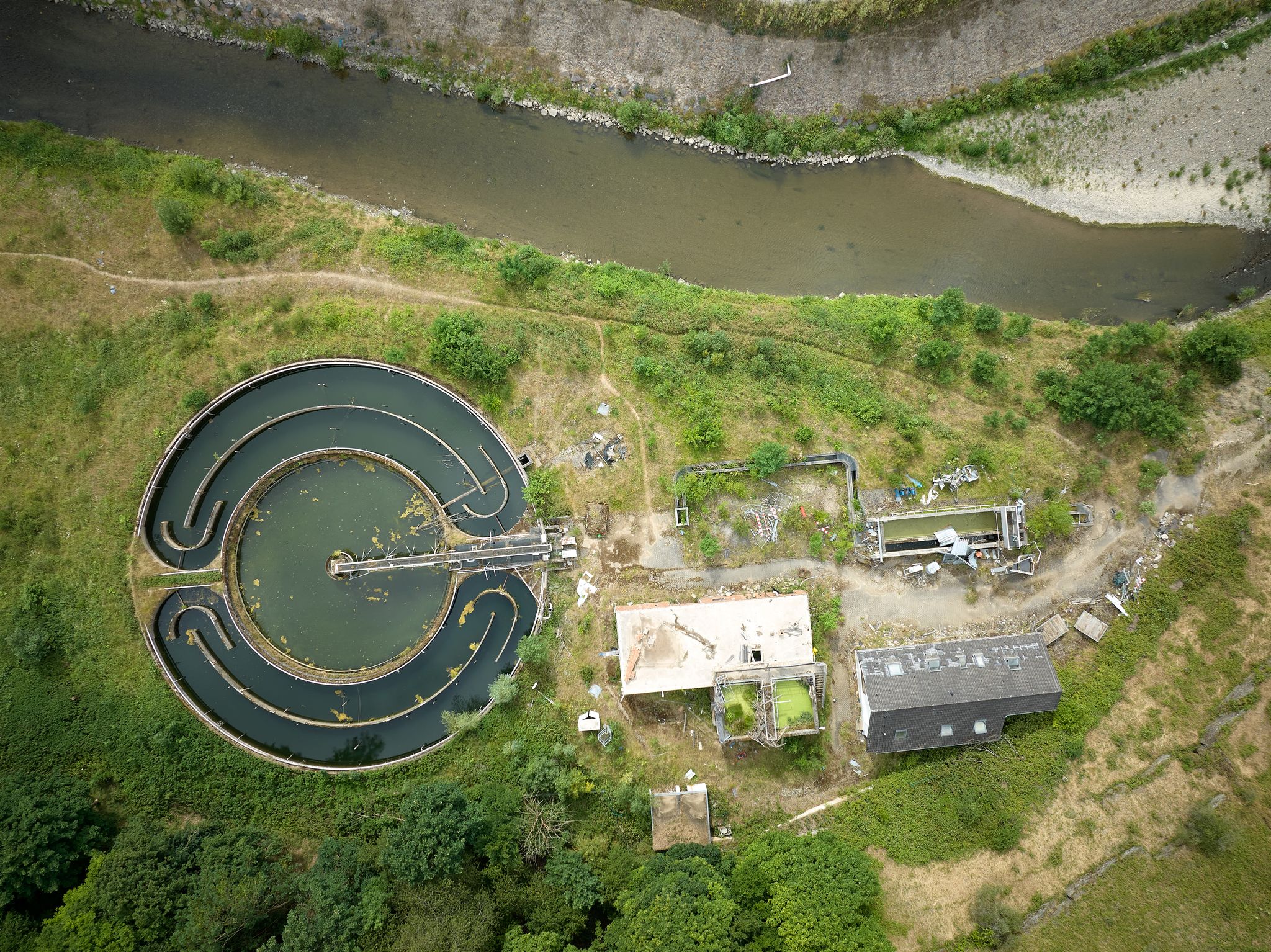 Ein großes Projekt ist der Wiederaufbau der bei der Flut zerstörten Kläranlagen. (Archivbild)
