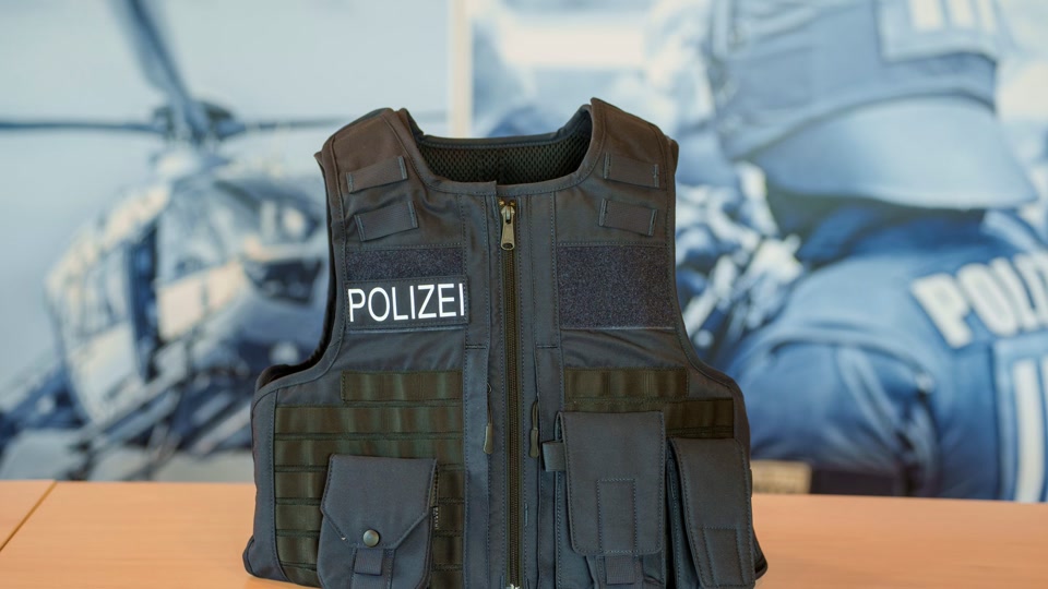 Neue Polizeiwesten schützen besser gegen Messerangriffe