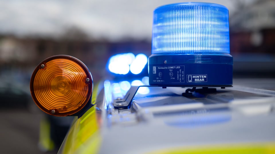 Autofahrer löst Massenkarambolage aus und flieht