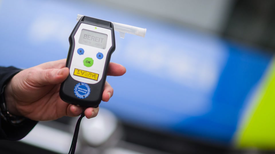 Vater fährt betrunken Auto - mit vierjährigem Sohn an Bord