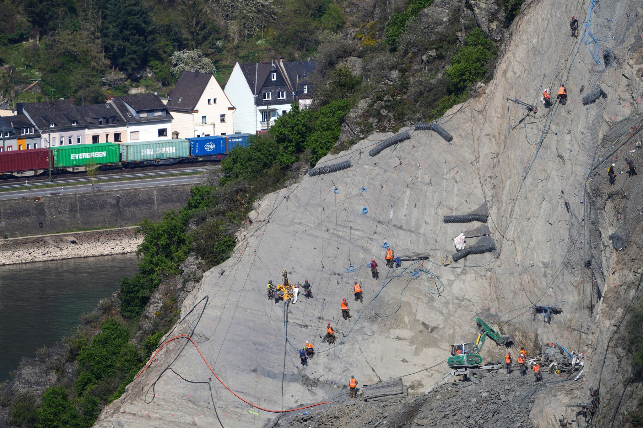 Zur Sicherung des Steilhangs, an dem es zu dem Felssturz gekommen war, errichteten Experten an den Gleisen einen 6 Meter hohen und 100 Meter langen Schutzwall. (Archivbild)