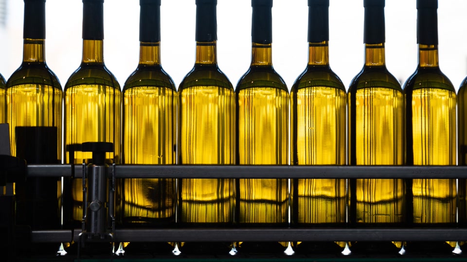 Wein-Kontrolleure finden vor allem Mängel auf den Flaschen