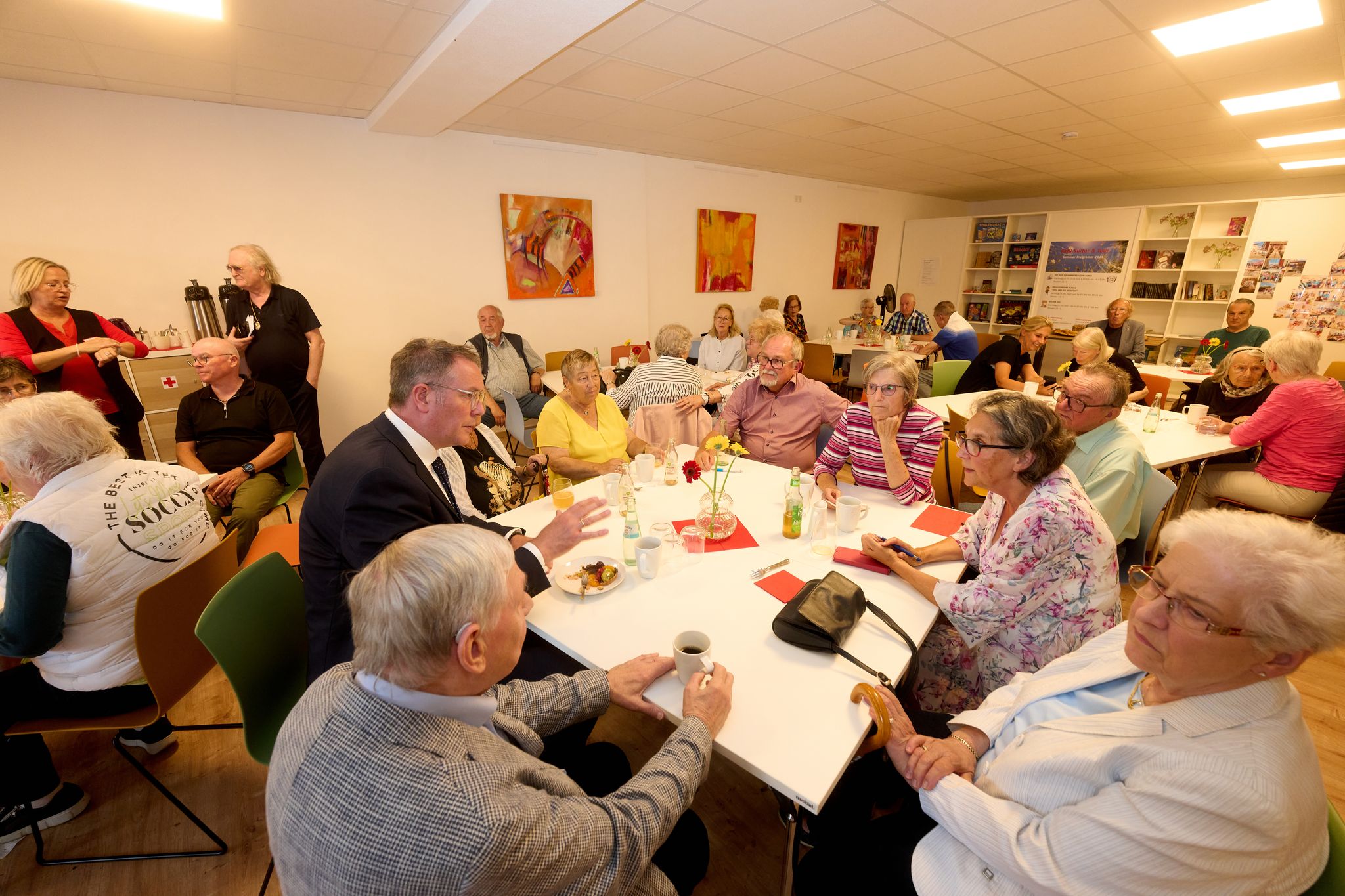 Der Ministerpräsident hat sich mit den Menschen im Quartierstreff am Jahrestag unterhalten.